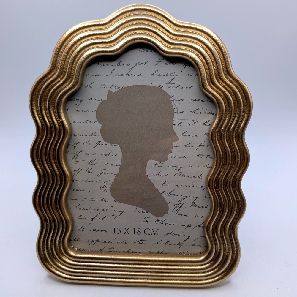 Retro Picture Frame Gold Scalloped Wavy Ornate Victorian Style 5x7 Metallic